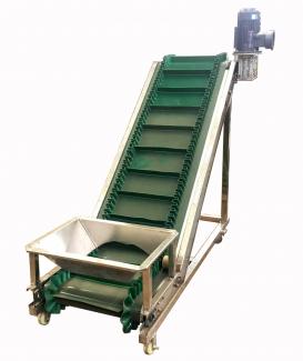 Inclined cleated belt conveyor systems